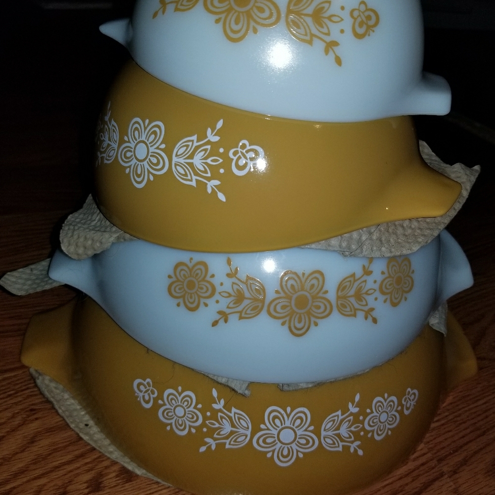 Complete set Pyrex bowls butterfly gold pattern